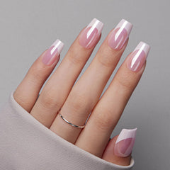 VSALON: ongles roses en forme cercueil, fini brillant et chrome glacé.
