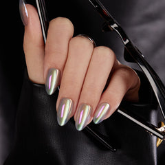 Finition brillante de salon sur les ongles VSALON forme amande courte.
