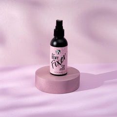 W7 The Fixer – brume fine en action sur le visage pour un rendu frais.
