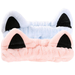 Bandeau Oreilles Chat Waliah bleu clair maintient les cheveux pendant le soin du visage.