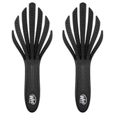 Brosse Wet Brush Go Green détangle les boucles sans tirer sur les cheveux noirs.