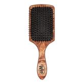 Brosse Wet Brush Paddle en bois démontrant démêlage ultra-doux sans tiraillement.