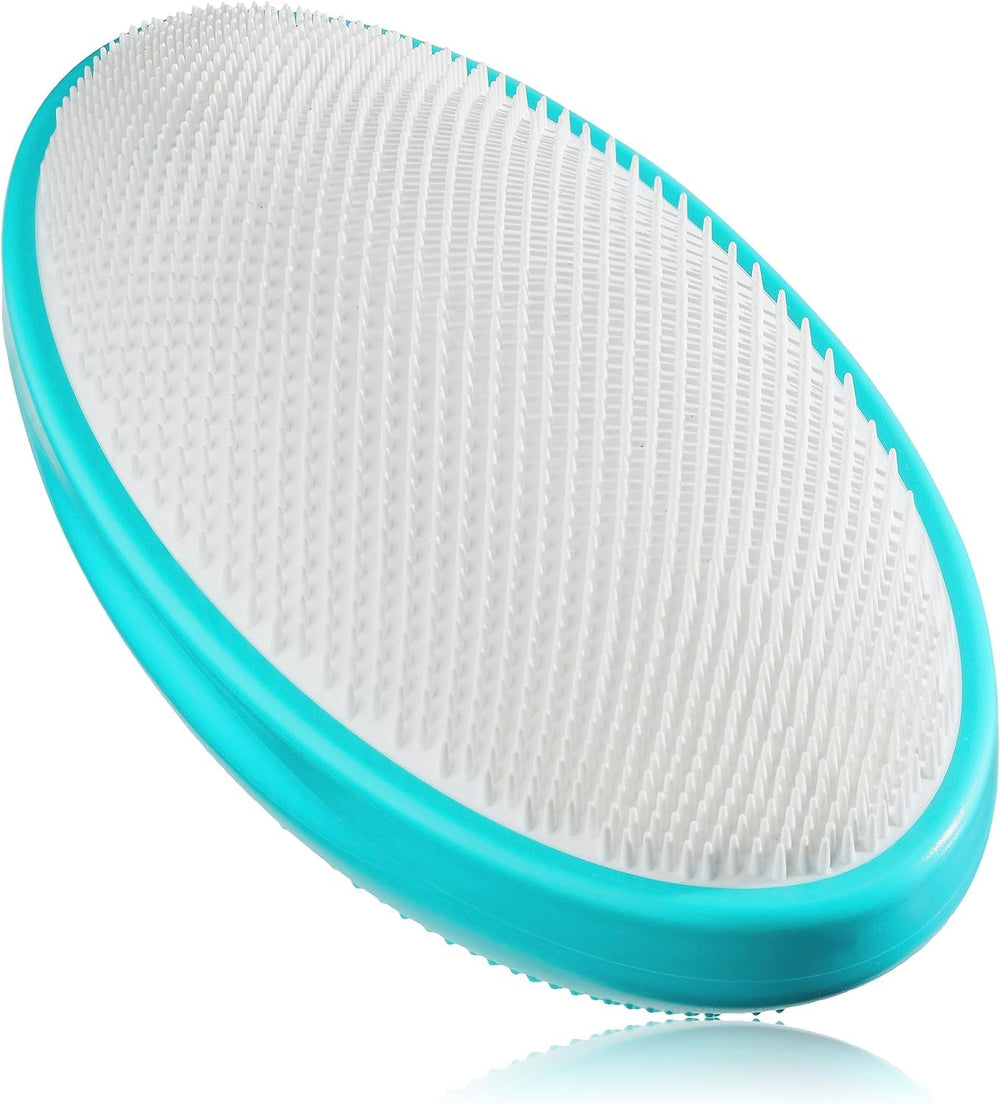 Brosse exfoliante WIZKER pour visage et corps tenue en main, peau plus lisse.
