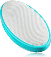 Brosse exfoliante WIZKER pour visage et corps tenue en main, peau plus lisse.