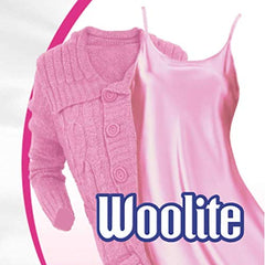 Mains Woolite savon mousse, lavage en douceur pour le quotidien.