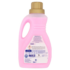 Utilisation salle de bains Woolite savon main pratique et efficace.