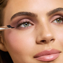 Woosh Arc Brush pour les yeux: base et pli précis, fini harmonieux.