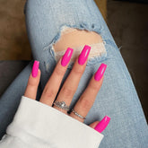 Ongles XCREANDO press-on rose neon, forme carrée et longueur moyenne pour un look audacieux.