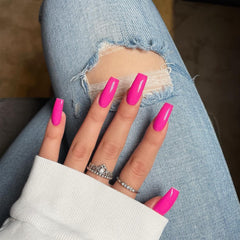 Ongles XCREANDO press-on rose neon, forme carrée et longueur moyenne pour un look audacieux.