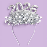 Bandeau argent xo-fetti 2026 avec paillettes et etoiles, prêt pour selfies festifs.