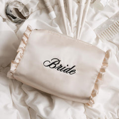 xo Fetti sac cosmétique satin avec volants côtés pour une routine beauté élégante.