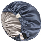 Bonnet Yanibest satin bleu-ash porté sur le visage pour une nuit douce