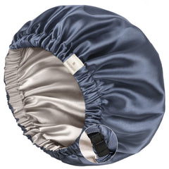 Bonnet Yanibest satin bleu-ash porté sur le visage pour une nuit douce