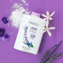 Application de la poudre Yardley Lavande anglaise pour peau douce.