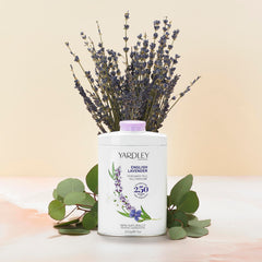 Poudre fine Yardley Lavande anglaise offrant toucher soyeux et fraîcheur.