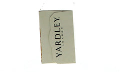 Détail texture lisse du savon Yardley London avoine-amande, expérience hydratante.