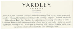 Savon Yardley London English Lavender - texture crèmeuse, suggérant une douceur hydratante lors du bain.