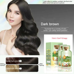 Massage des cheveux avec la mousse, couleur qui se déploie uniformément