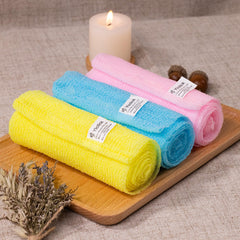 Texture douce des lingettes exfoliantes Yiclick pour un nettoyage délicat.