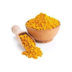 Texture fine de poudre curcuma sauvage prête à être appliquée.