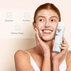 Yon-Ka Lait Nettoyant, texture crèmeuse, apaise et hydrate lors du démaquillage.