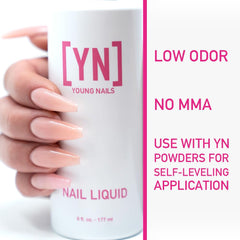 Young Nails Monomere: application auto-nivelante pour une finition lisse.