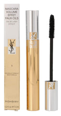 Cils sculptés avec le mascara Volume Effet Faux Cils et tenue longue.