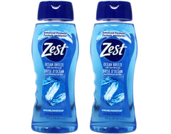 Gel douche Zest Ocean Breeze dans sa bouteille, rafraîchissant pour la douche quotidienne.