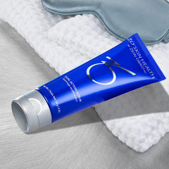 ZO SKIN HEALTH Dual Action Scrub – close-up texture tachetée prête à être appliquée
