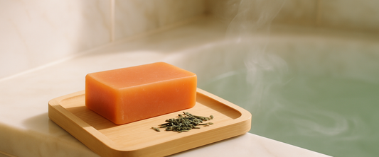 Savon japonais au kaki sur plateau en bois — guide anti-nonénal