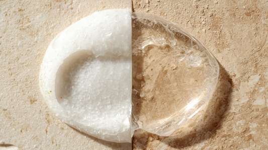 Comparaison nettoyant visage mousse et gel texture macro