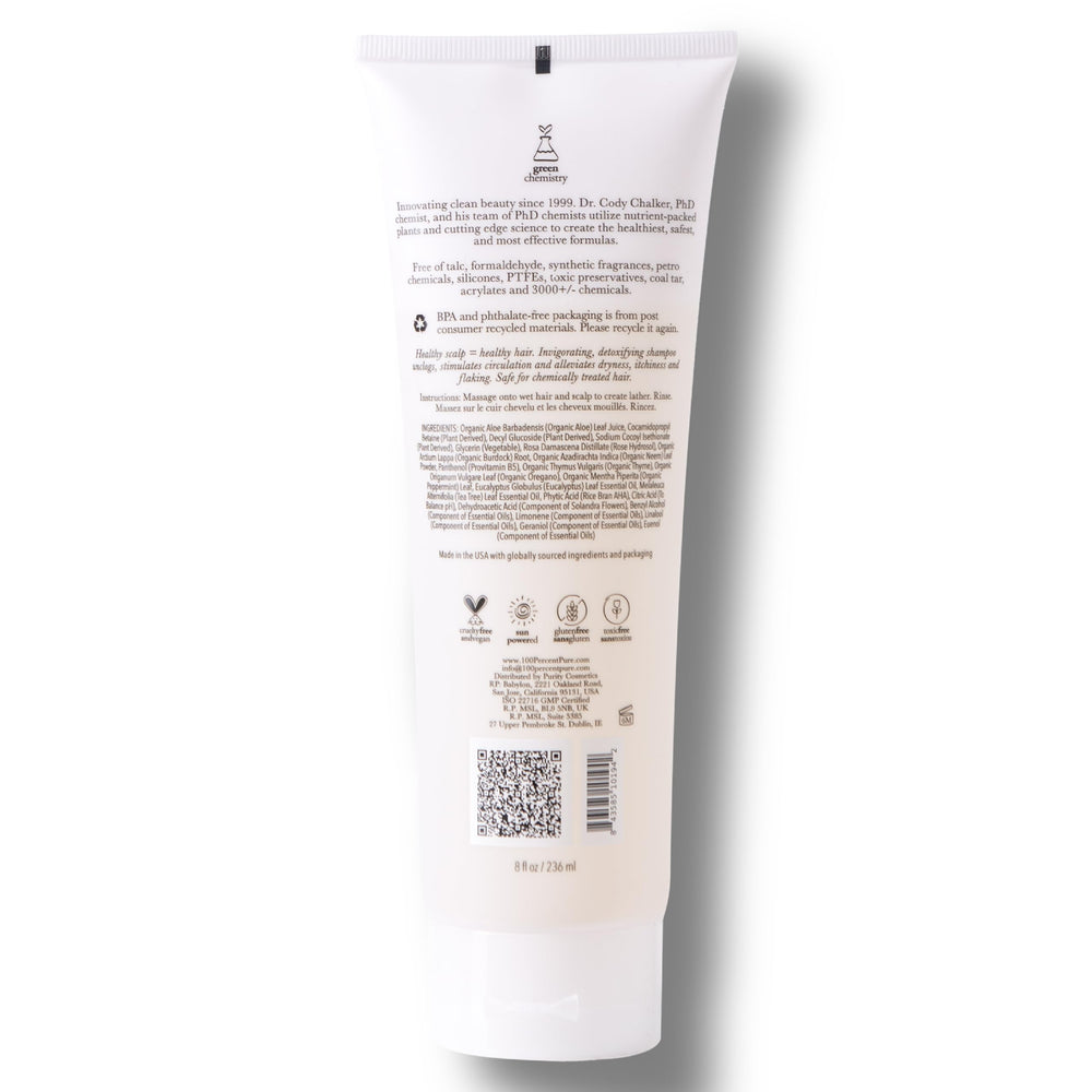 Utilisateur appliquant le soin capillaire dans une routine quotidienne.