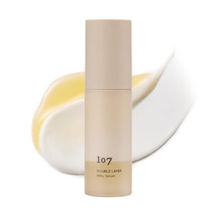 Sérum 107 dans une bouteille à double couche prête à agiter pour hydrater durablement.