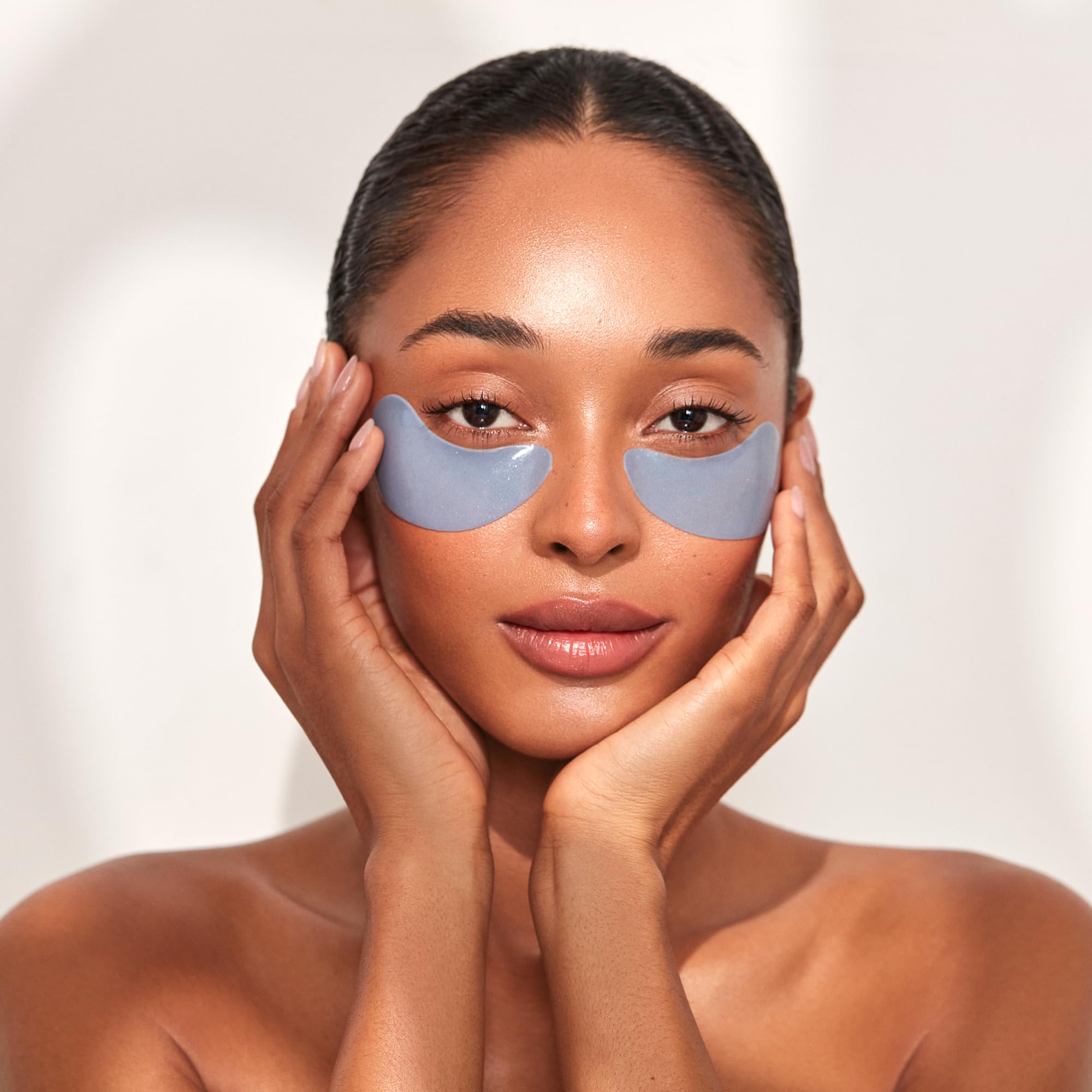 Application précise des patchs sous les yeux avec 111SKIN.