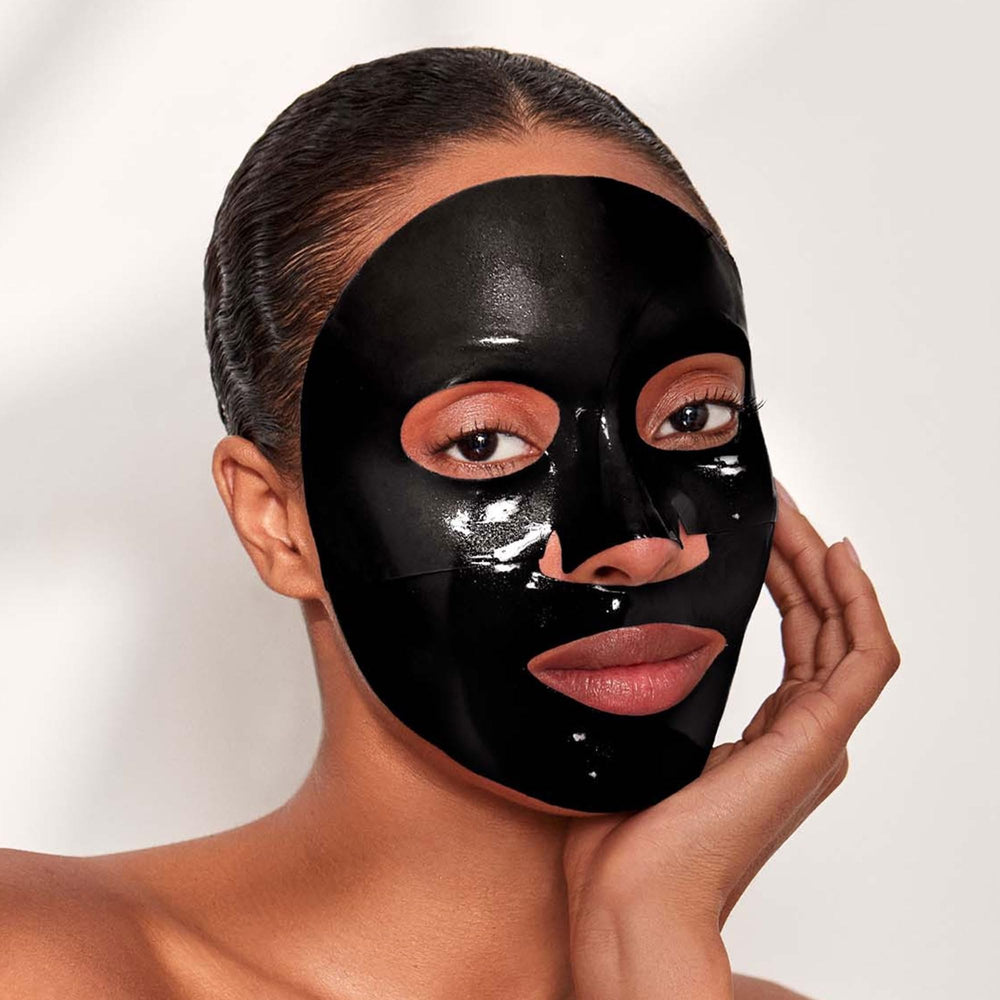 Masque Celestial Black Diamond plié prêt à l'application sur la peau
