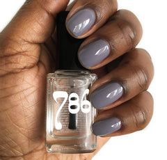 Vernis respirant 786 Cosmetics, formulation saine et facile à porter.