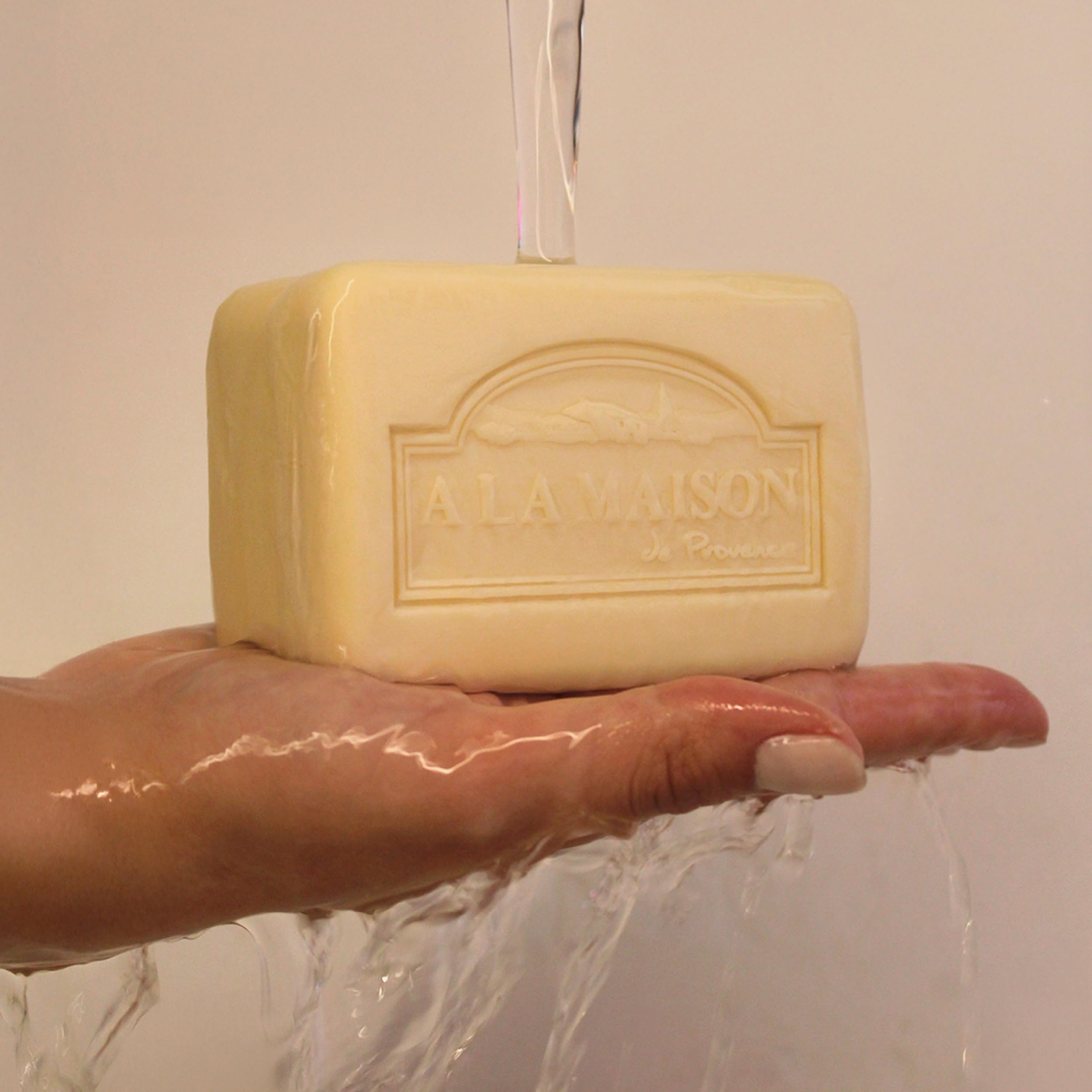 A LA MAISON Barre savon: format pratique pour la salle de bains.