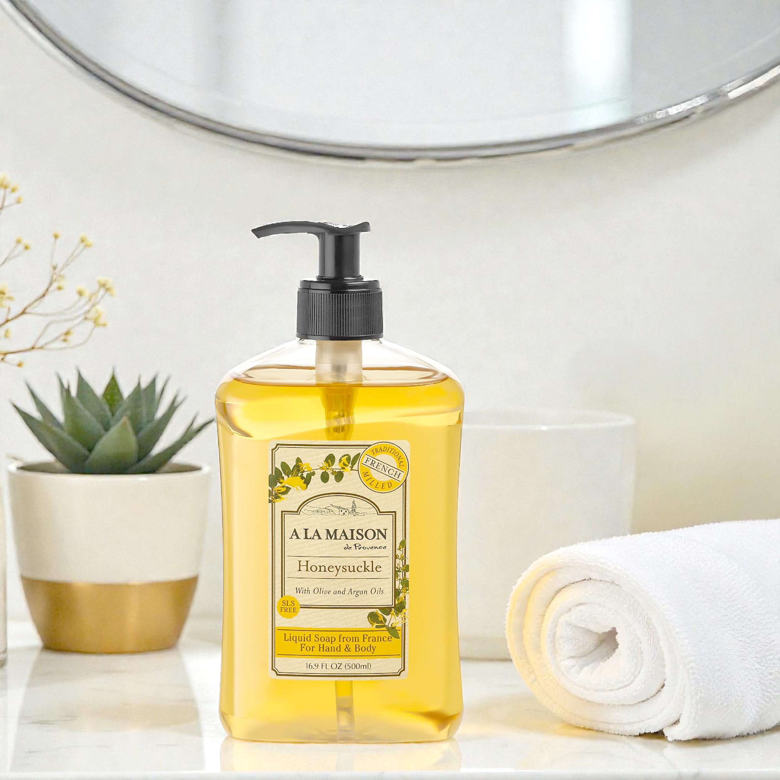 A LA MAISON Chevrefeuille savon liquide – pompe pratique pour un lavage facile.