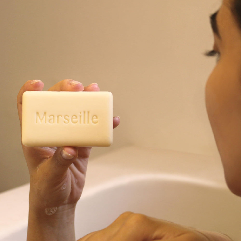 A LA MAISON - ingrédients naturels pour une routine hygiène respectueuse.