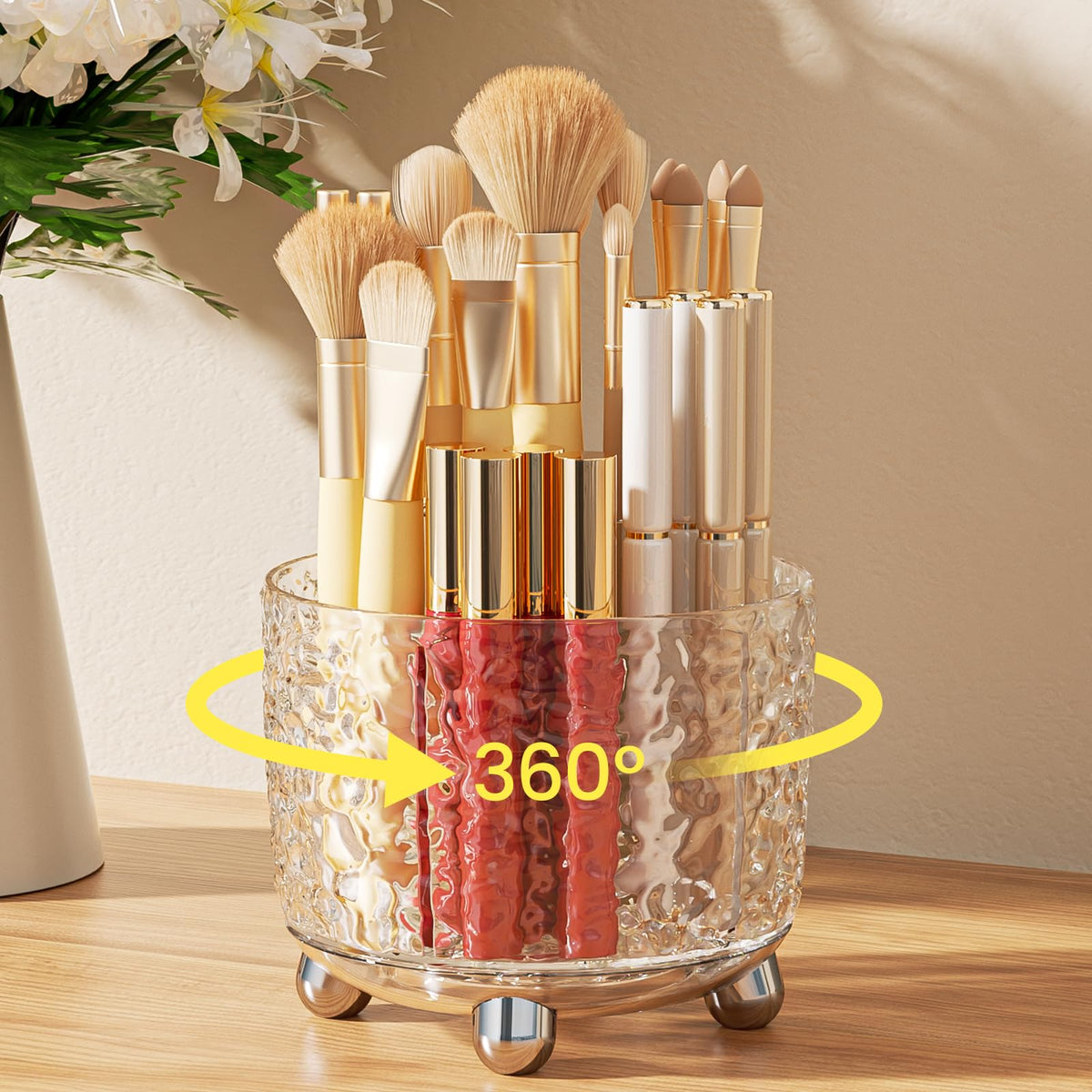 Porte-pinceaux cristal A-LuGei rotatif 360° pour un accès rapide sur la coiffeuse.