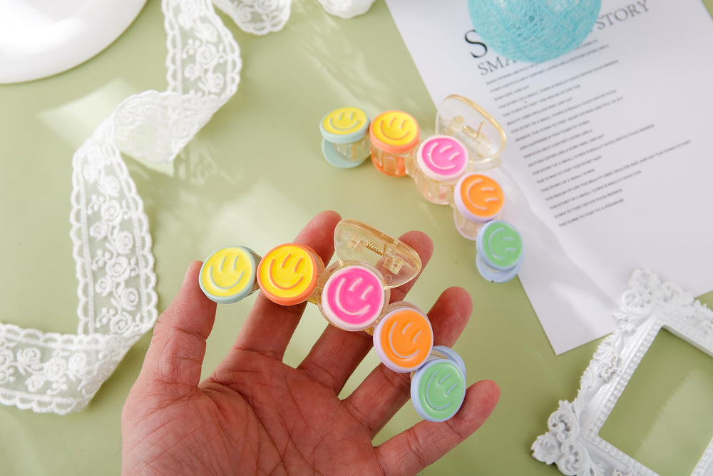Pinces colorées AACKS avec teintes vives et énergie estivale