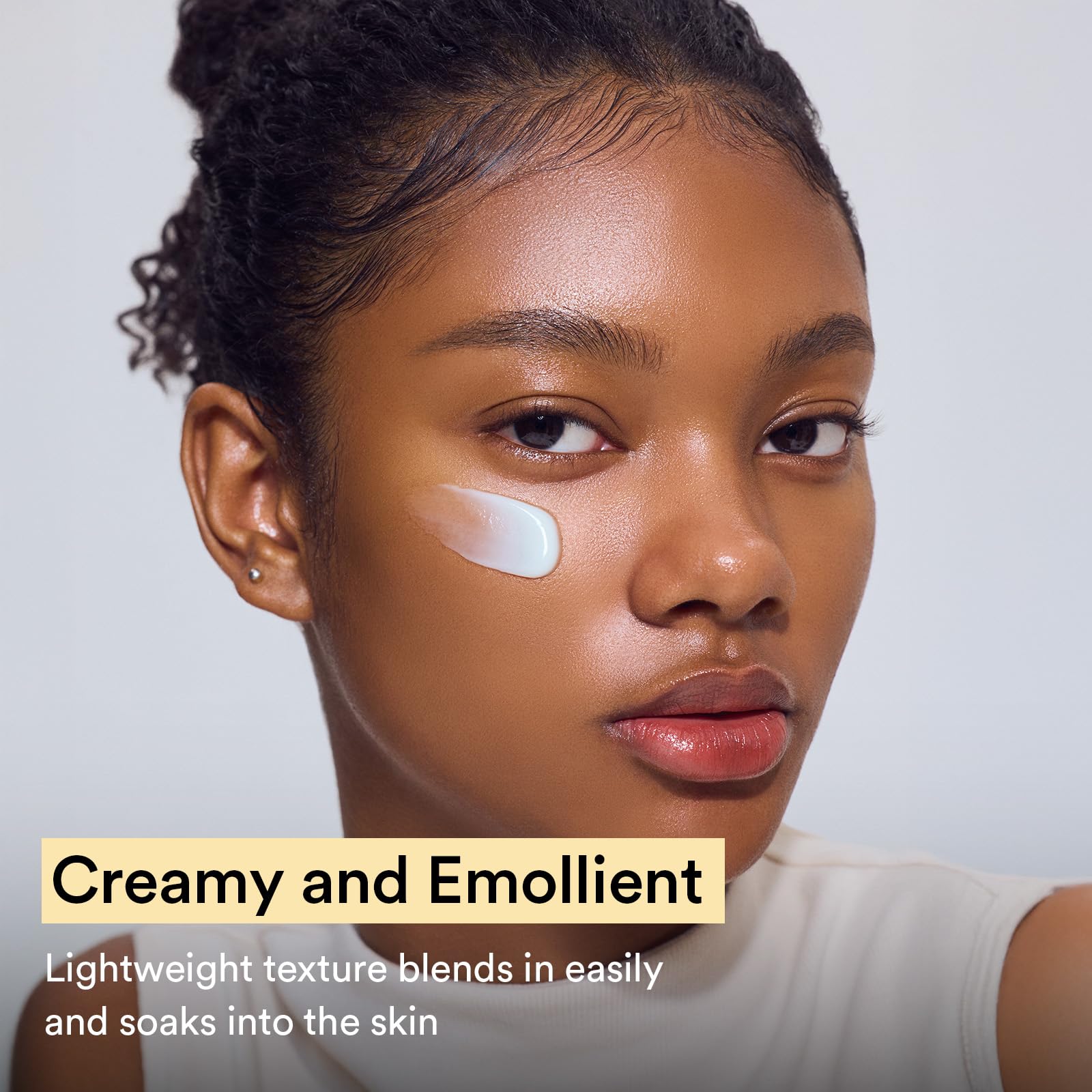 Application contour des yeux Abib, massage doux.