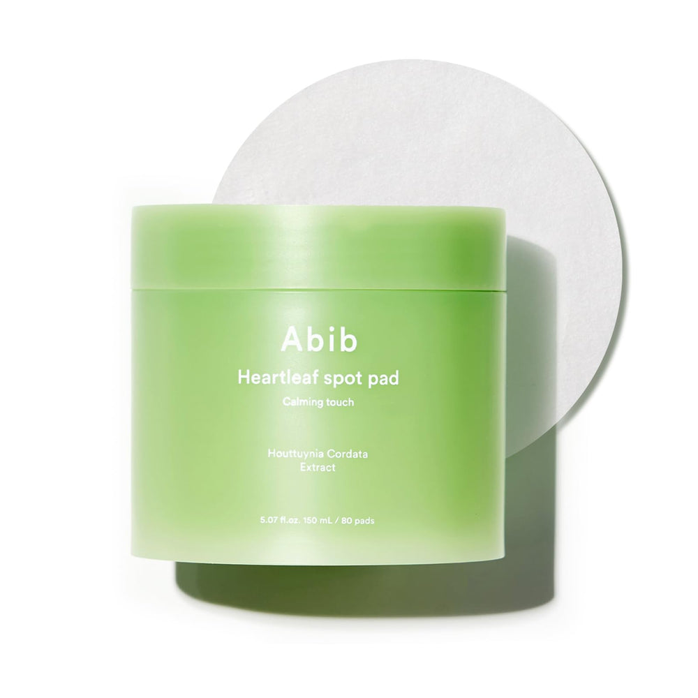 Abib Heartleaf Spot Pad apaisant pour une peau calmée et moins irritée.
