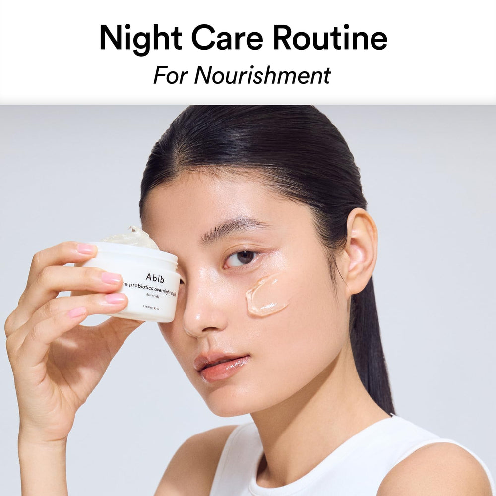 Plan rapproché sur la texture gélee-nuit d'Abib pour une peau douce au réveil.