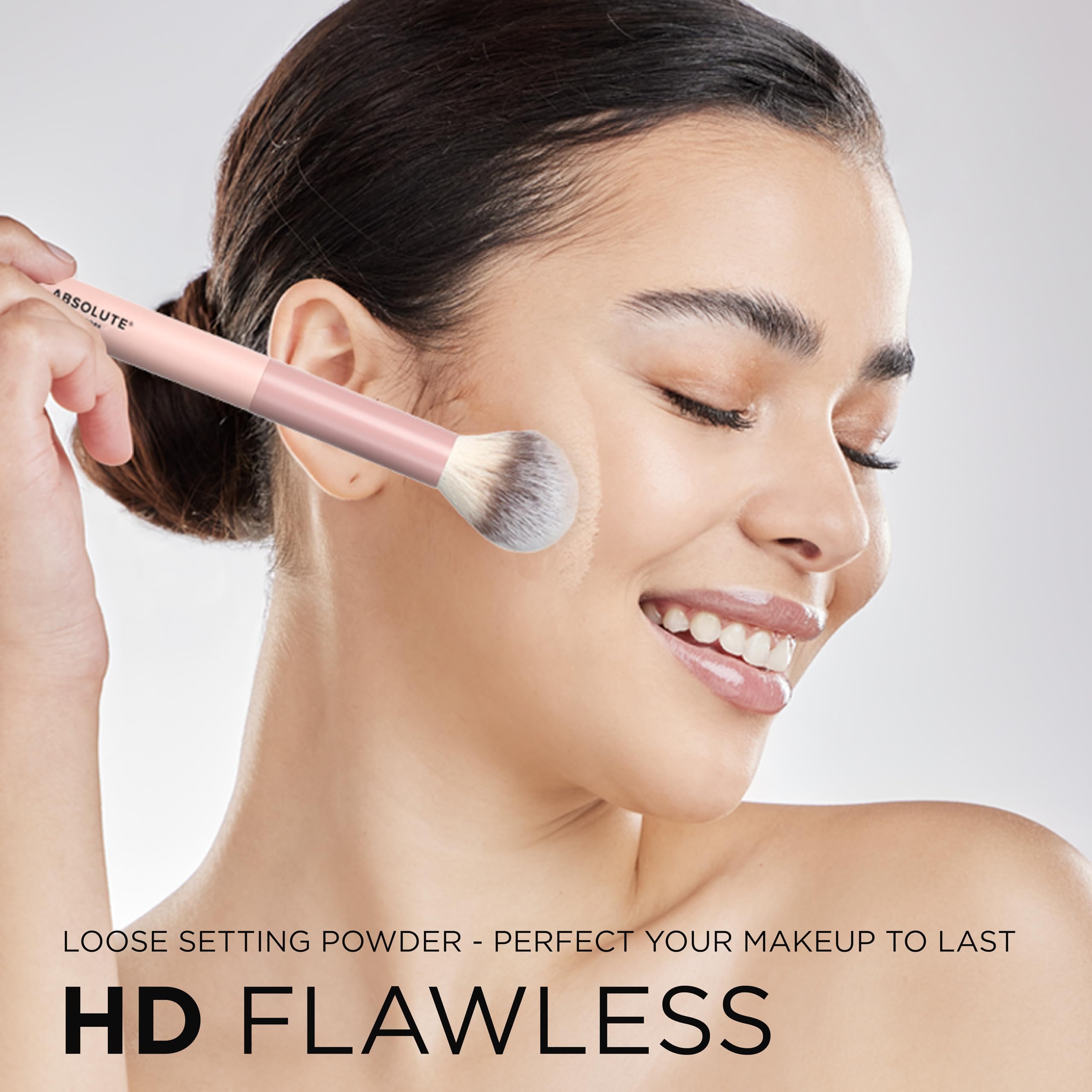 Finition matte sur peau avec la poudre HD Absolute New York.