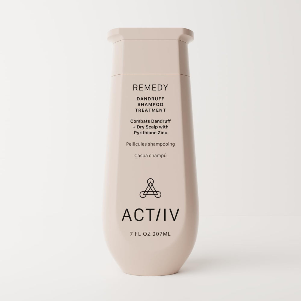 ACTIIV Remedy Shampoing — versement dans la main pour une application facile.