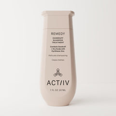 ACTIIV Remedy Shampoing — versement dans la main pour une application facile.