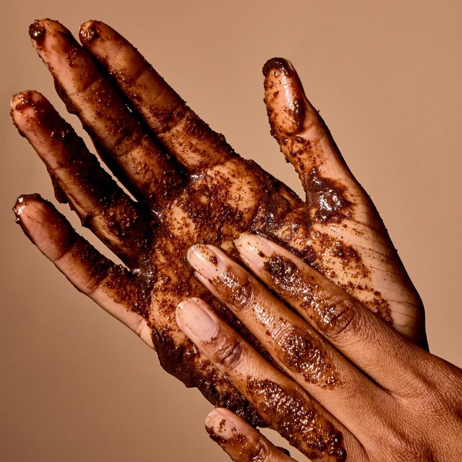 Acure Brightening Body Scrub contient argile et niacinamide pour texture plus nette.
