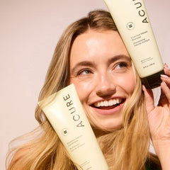 Acure Shampoing Volume Vivifiant – échinacée pour renforcer les mèches et rehausser la brillance.