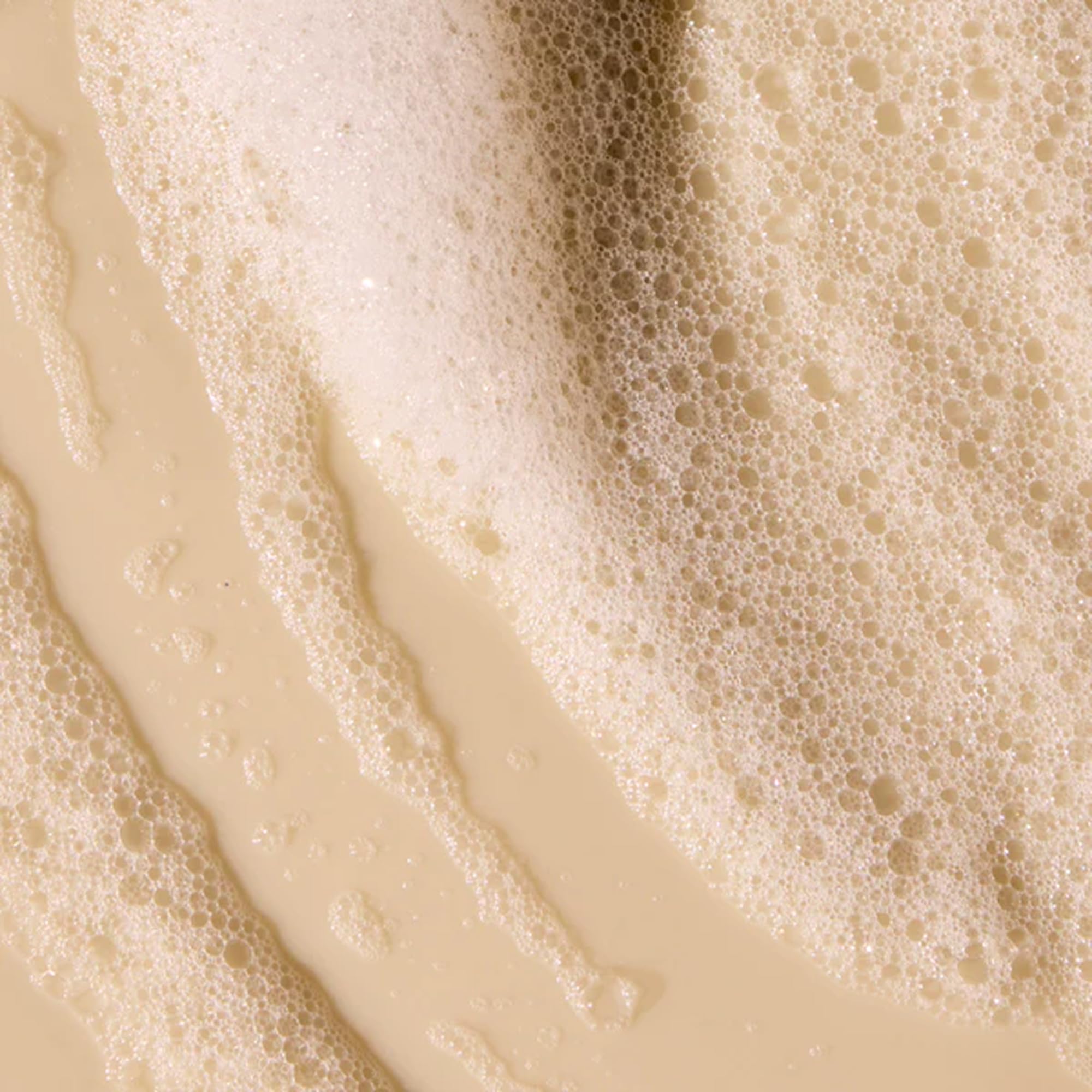 Acure Simply Smoothing Shampoing eau de coco: hydrate sans alourdir les longueurs.
